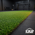 Detalle del césped deportivo de 10 mm instalado en un estudio funcional