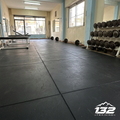 Piso de caucho en gimnasio cotidiano