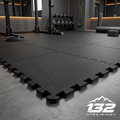 Piso de goma EVA negro instalado en gimnasio