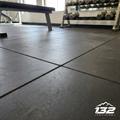 Uniones del piso de caucho en un gimnasio